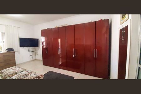 Casa à venda com 300m², 4 quartos e 2 vagas Casa à venda com 300m², 4 quartos e 2 vagasCasa 2 - Suíte 2