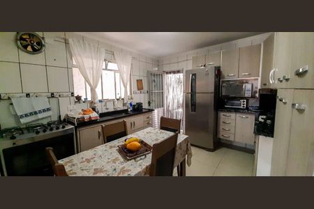 Casa à venda com 300m², 4 quartos e 2 vagas Casa à venda com 300m², 4 quartos e 2 vagasCasa 2 - Cozinha