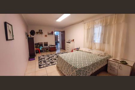 Casa à venda com 300m², 4 quartos e 2 vagas Casa à venda com 300m², 4 quartos e 2 vagasCasa 2 - Suíte 1