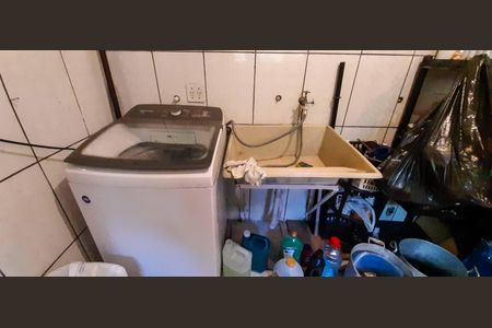 Casa à venda com 300m², 4 quartos e 2 vagas Casa à venda com 300m², 4 quartos e 2 vagasCasa 2 - Área de Serviço