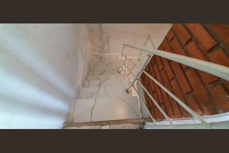 Casa à venda com 300m², 4 quartos e 2 vagas Casa à venda com 300m², 4 quartos e 2 vagasEscada