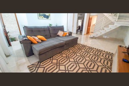 Casa à venda com 300m², 4 quartos e 2 vagas Casa à venda com 300m², 4 quartos e 2 vagasCasa 2 - Sala de Estar