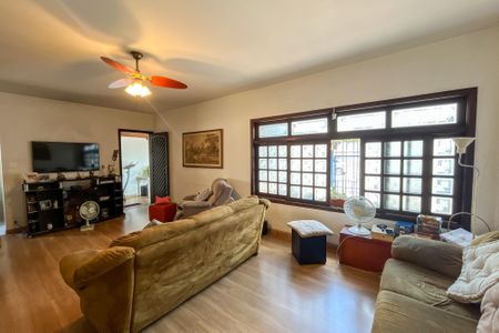 Casa à venda com 225m², 3 quartos e 5 vagas Casa à venda com 225m², 3 quartos e 5 vagasSala