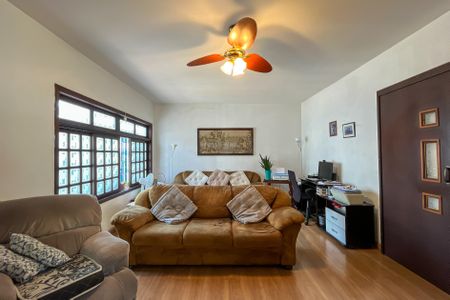 Casa à venda com 225m², 3 quartos e 5 vagas Casa à venda com 225m², 3 quartos e 5 vagasSala