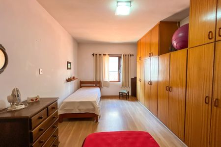 Casa à venda com 225m², 3 quartos e 5 vagas Casa à venda com 225m², 3 quartos e 5 vagasQuarto 2