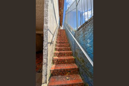 Casa à venda com 225m², 3 quartos e 5 vagas Casa à venda com 225m², 3 quartos e 5 vagasEscada