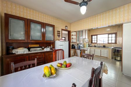 Casa à venda com 225m², 3 quartos e 5 vagas Casa à venda com 225m², 3 quartos e 5 vagasCozinha