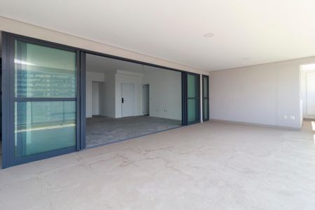 Apartamento à venda com 227m², 4 quartos e 4 vagas Apartamento à venda com 227m², 4 quartos e 4 vagasSala - Varanda