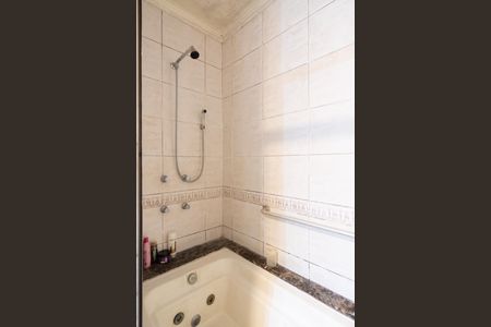 Casa à venda com 308m², 5 quartos e 5 vagasBanheiro do quarto 1