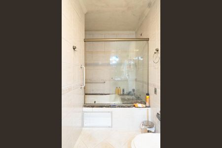 Casa à venda com 308m², 5 quartos e 5 vagasBanheiro do quarto 1