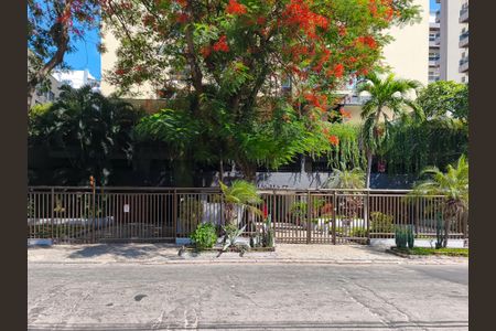 Apartamento à venda com 74m², 2 quartos e 1 vaga Apartamento à venda com 74m², 2 quartos e 1 vagaFachada e portaria