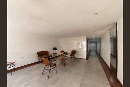 Apartamento à venda com 74m², 2 quartos e 1 vaga Apartamento à venda com 74m², 2 quartos e 1 vagaFachada e portaria