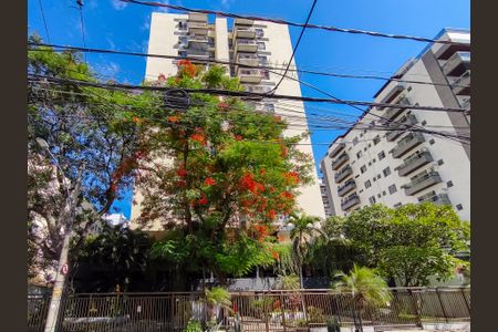 Apartamento à venda com 74m², 2 quartos e 1 vaga Apartamento à venda com 74m², 2 quartos e 1 vagaFachada e portaria