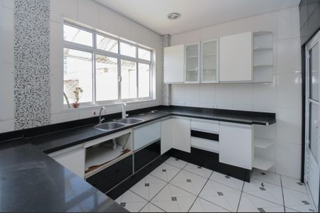 Casa à venda com 231m², 3 quartos e 3 vagasCozinha - Armários