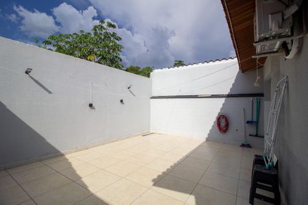 Casa de condomínio para alugar com 90m², 3 quartos e 2 vagasQuintal