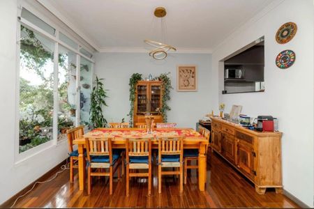 Casa à venda com 300m², 3 quartos e 5 vagas