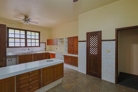 Casa de condomínio à venda com 420m², 4 quartos e 5 vagas Casa de condomínio à venda com 420m², 4 quartos e 5 vagasCozinha