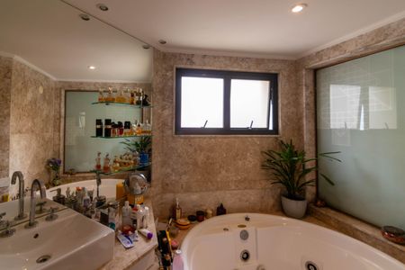 Apartamento à venda com 217m², 3 quartos e 3 vagasBanheiro da Suíte 2