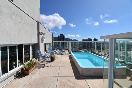 Apartamento para alugar com 235m², 3 quartos e 3 vagas Apartamento para alugar com 235m², 3 quartos e 3 vagasVaranda - Piscina