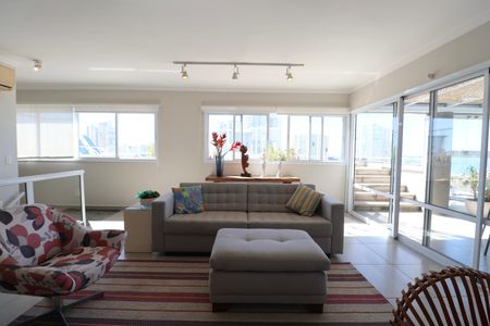 Apartamento para alugar com 235m², 3 quartos e 3 vagas Apartamento para alugar com 235m², 3 quartos e 3 vagasSala