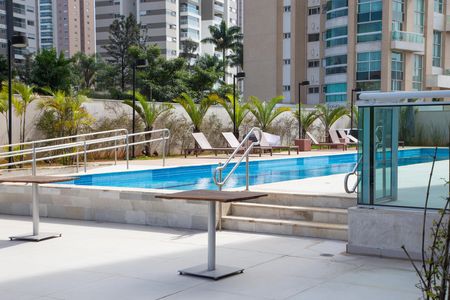 Apartamento à venda com 117m², 3 quartos e 2 vagas Apartamento à venda com 117m², 3 quartos e 2 vagasÁrea comum - Piscina