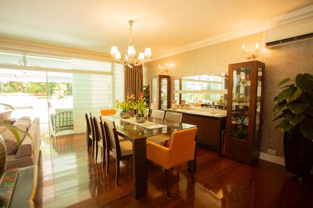 Casa à venda com 360m², 4 quartos e 3 vagas Casa à venda com 360m², 4 quartos e 3 vagasSala de Jantar