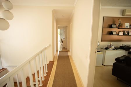 Casa à venda com 360m², 4 quartos e 3 vagas Casa à venda com 360m², 4 quartos e 3 vagasCorredor dos Quartos