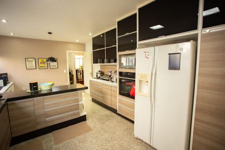 Casa à venda com 360m², 4 quartos e 3 vagas Casa à venda com 360m², 4 quartos e 3 vagasCozinha