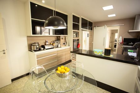 Casa à venda com 360m², 4 quartos e 3 vagas Casa à venda com 360m², 4 quartos e 3 vagasCozinha