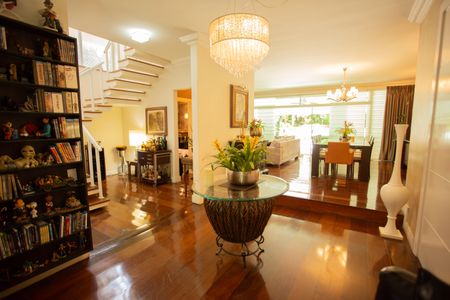 Casa à venda com 360m², 4 quartos e 3 vagas Casa à venda com 360m², 4 quartos e 3 vagasSala de Tv