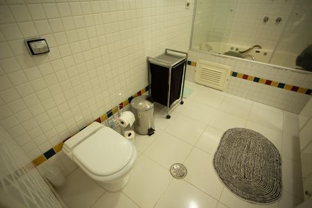 Casa à venda com 360m², 4 quartos e 3 vagas Casa à venda com 360m², 4 quartos e 3 vagasBanheiro da Suíte 2