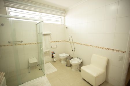 Casa à venda com 360m², 4 quartos e 3 vagas Casa à venda com 360m², 4 quartos e 3 vagasBanheiro da Suíte 1