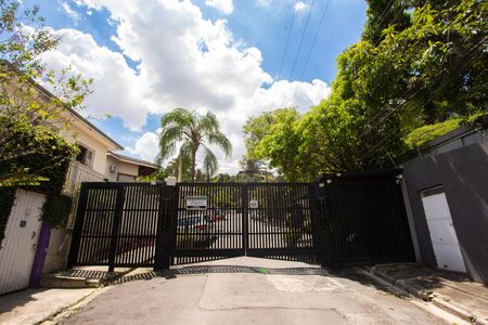 Casa à venda com 360m², 4 quartos e 3 vagas Casa à venda com 360m², 4 quartos e 3 vagasFachada