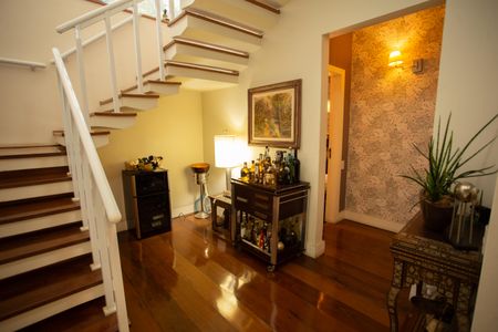 Casa à venda com 360m², 4 quartos e 3 vagas Casa à venda com 360m², 4 quartos e 3 vagasEscada