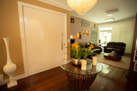 Casa à venda com 360m², 4 quartos e 3 vagas Casa à venda com 360m², 4 quartos e 3 vagasSala de Tv