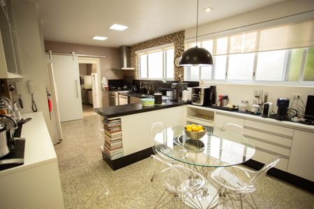 Casa à venda com 360m², 4 quartos e 3 vagas Casa à venda com 360m², 4 quartos e 3 vagasCozinha