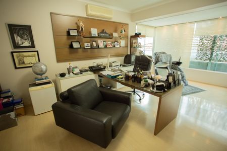 Casa à venda com 360m², 4 quartos e 3 vagas Casa à venda com 360m², 4 quartos e 3 vagasEscritório
