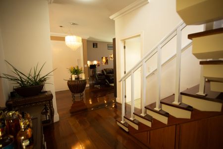 Casa à venda com 360m², 4 quartos e 3 vagas Casa à venda com 360m², 4 quartos e 3 vagasEscada