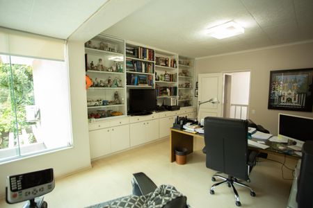 Casa à venda com 360m², 4 quartos e 3 vagas Casa à venda com 360m², 4 quartos e 3 vagasEscritório