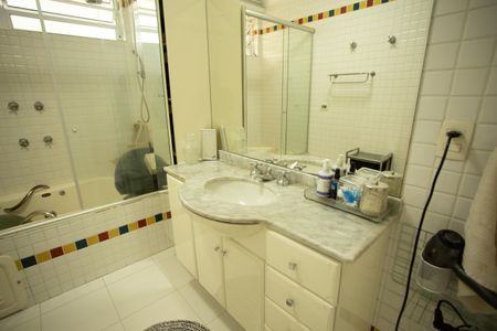 Casa à venda com 360m², 4 quartos e 3 vagas Casa à venda com 360m², 4 quartos e 3 vagasBanheiro da Suíte 2