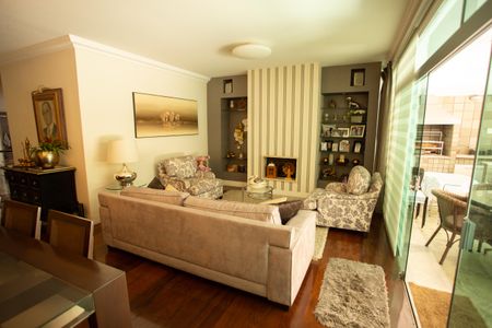 Casa à venda com 360m², 4 quartos e 3 vagas Casa à venda com 360m², 4 quartos e 3 vagasSala