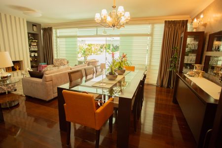 Casa à venda com 360m², 4 quartos e 3 vagas Casa à venda com 360m², 4 quartos e 3 vagasSala de Jantar