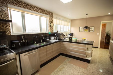 Casa à venda com 360m², 4 quartos e 3 vagas Casa à venda com 360m², 4 quartos e 3 vagasCozinha