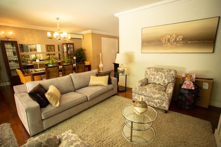 Casa à venda com 360m², 4 quartos e 3 vagas Casa à venda com 360m², 4 quartos e 3 vagasSala de Estar