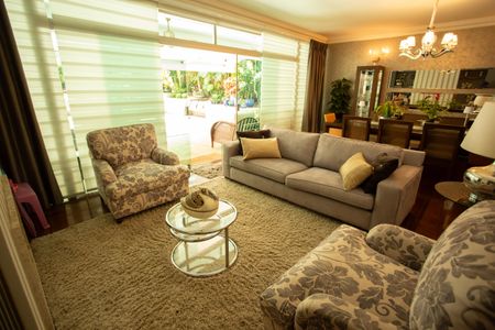 Casa à venda com 360m², 4 quartos e 3 vagas Casa à venda com 360m², 4 quartos e 3 vagasSala de Estar