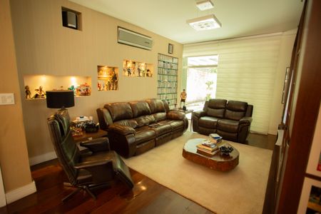 Casa à venda com 360m², 4 quartos e 3 vagas Casa à venda com 360m², 4 quartos e 3 vagasSala de Tv