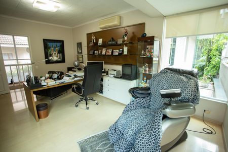 Casa à venda com 360m², 4 quartos e 3 vagas Casa à venda com 360m², 4 quartos e 3 vagasEscritório