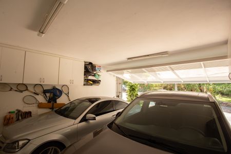 Casa à venda com 360m², 4 quartos e 3 vagas Casa à venda com 360m², 4 quartos e 3 vagasGaragem