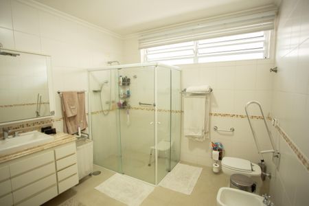 Casa à venda com 360m², 4 quartos e 3 vagas Casa à venda com 360m², 4 quartos e 3 vagasBanheiro da Suíte 1