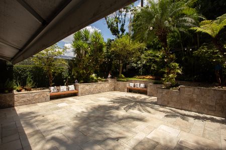 Casa à venda com 360m², 4 quartos e 3 vagas Casa à venda com 360m², 4 quartos e 3 vagasJardim